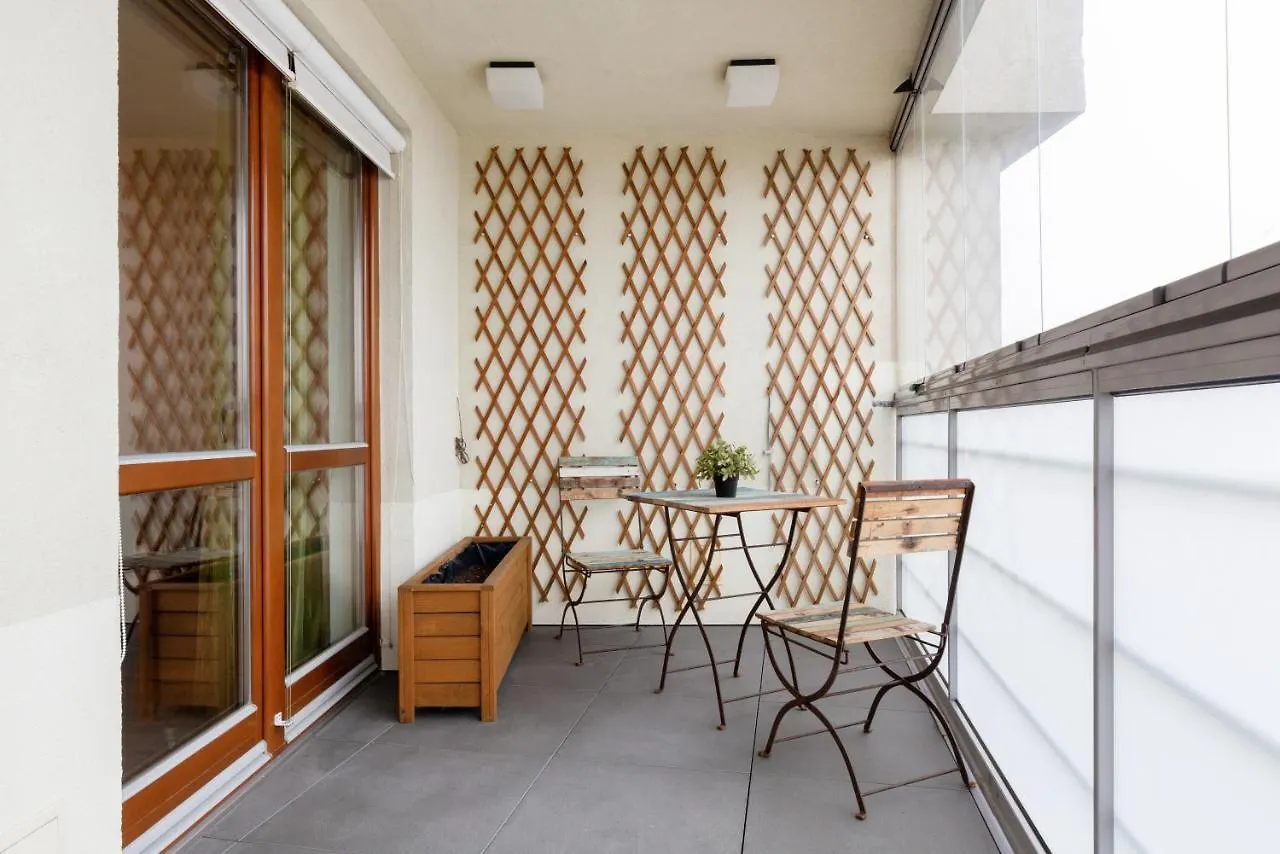 Metro Wierzbno Apartment by Renters Warszawa