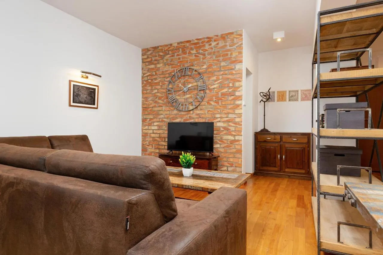 Metro Wierzbno Apartment by Renters Warszawa
